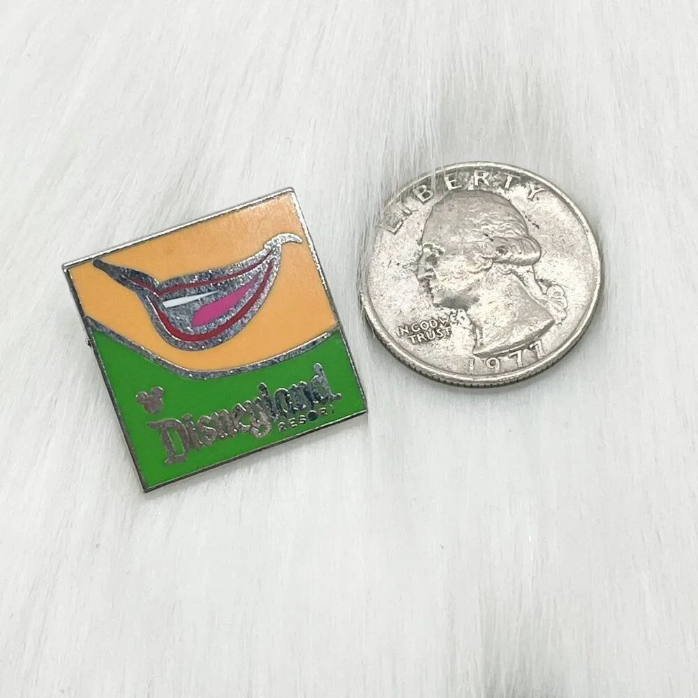 🔮 5/$25 Disneyland Resort Peter Pan Tinker Bell Smile‎ Pin